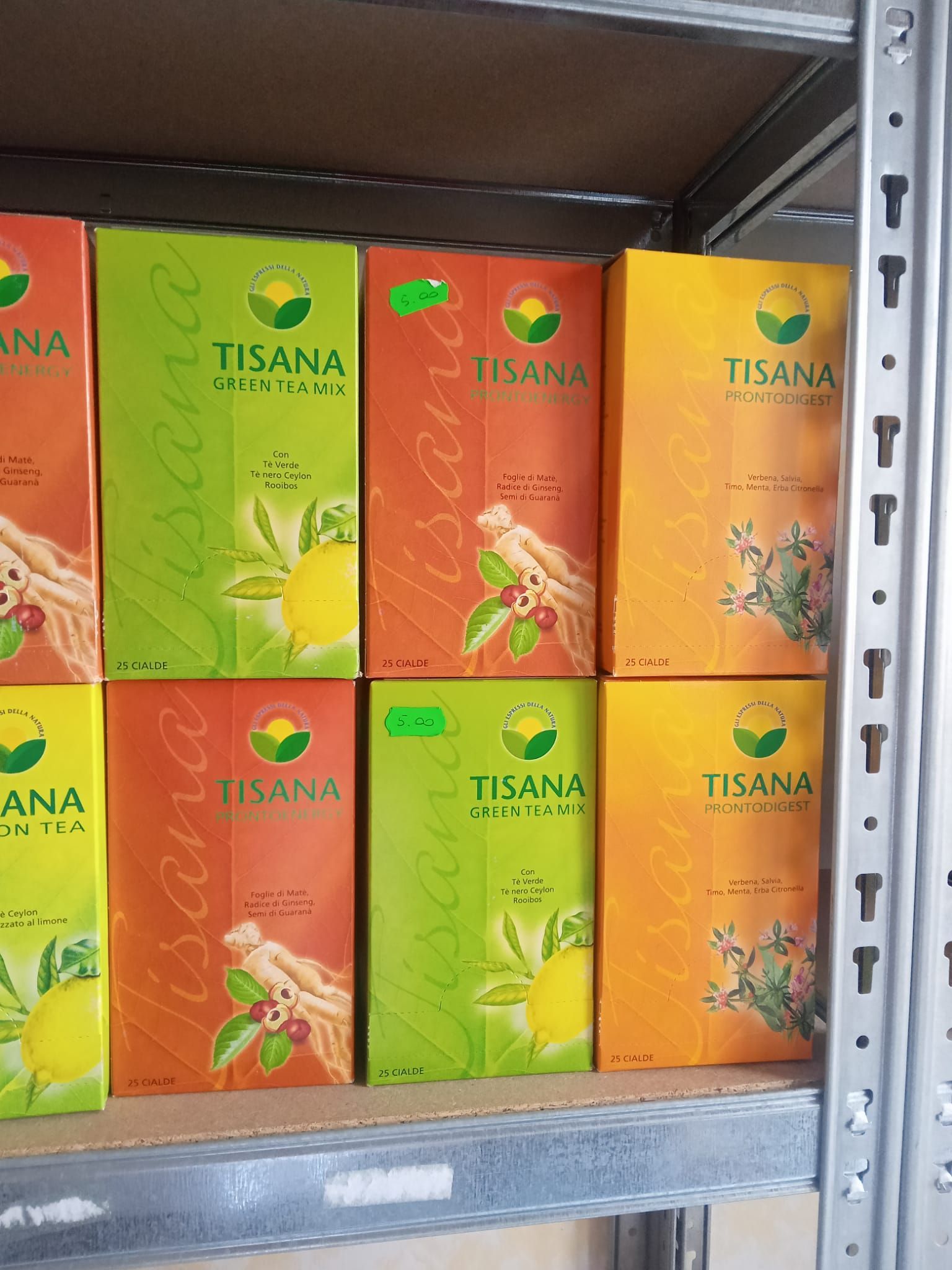 un scaffale pieno di scatole di tisana