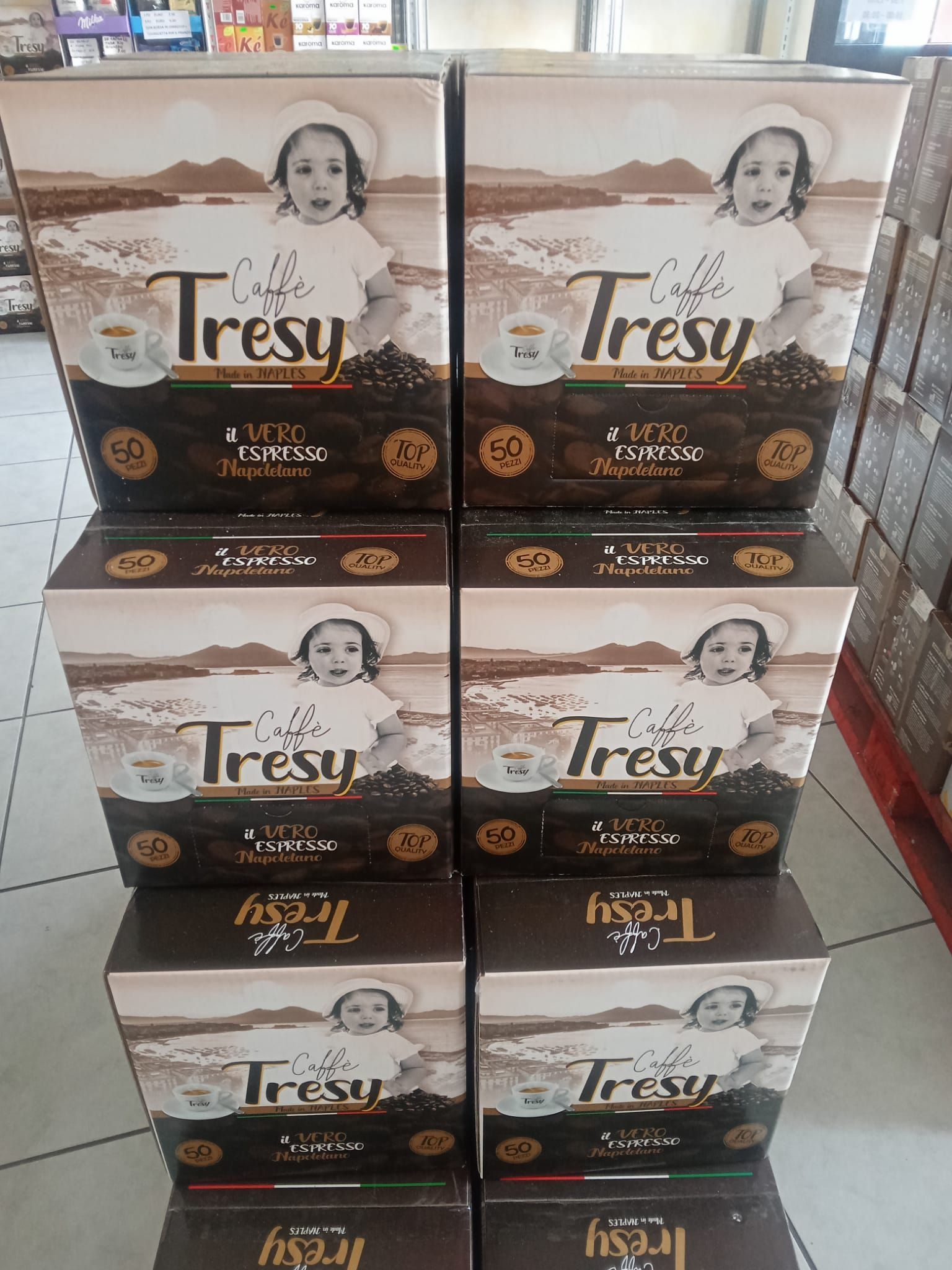 quattro scatole di caffè tresy sono impilate una sopra l' altra