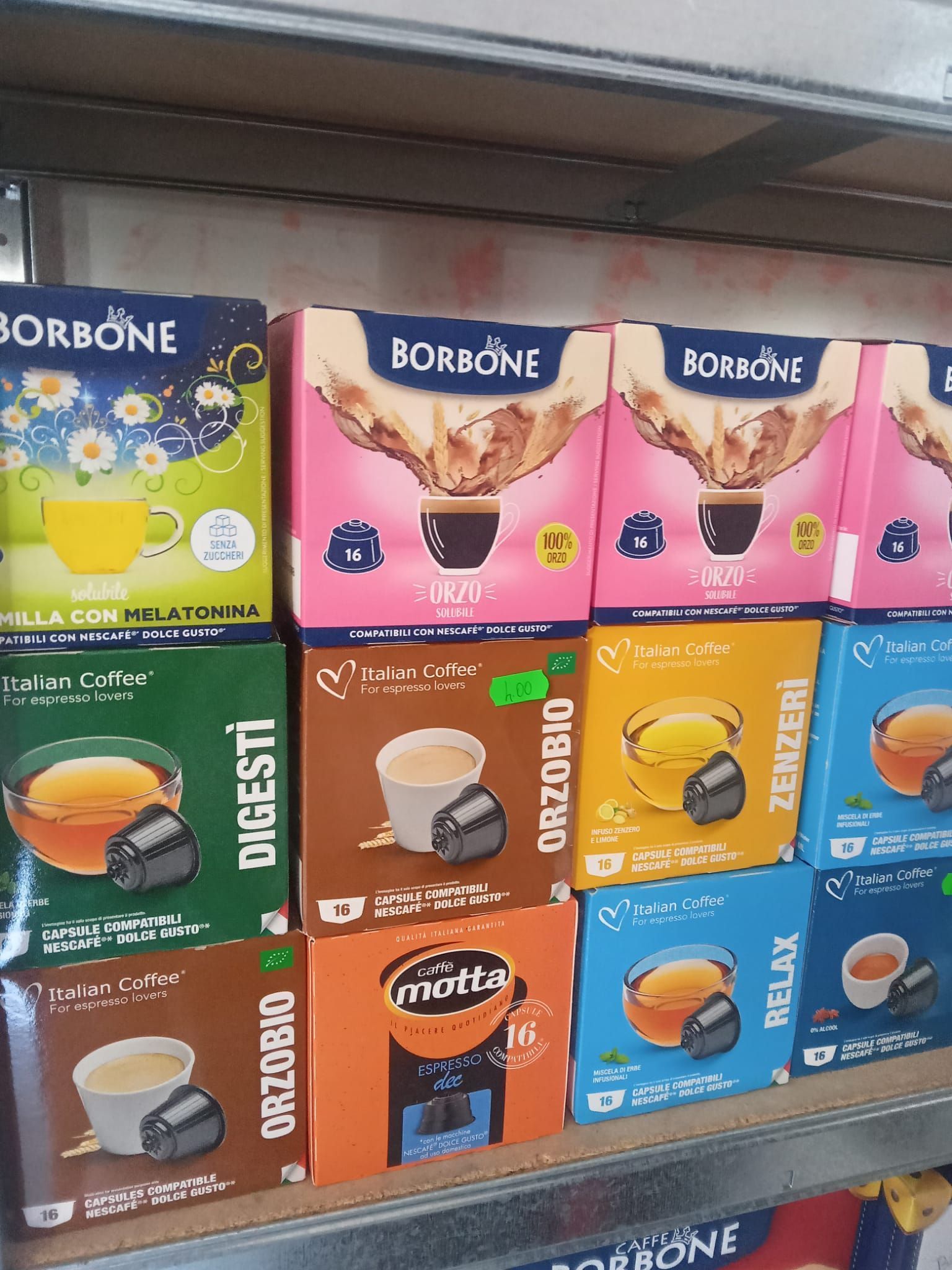 un scaffale pieno di capsule di caffè borbone