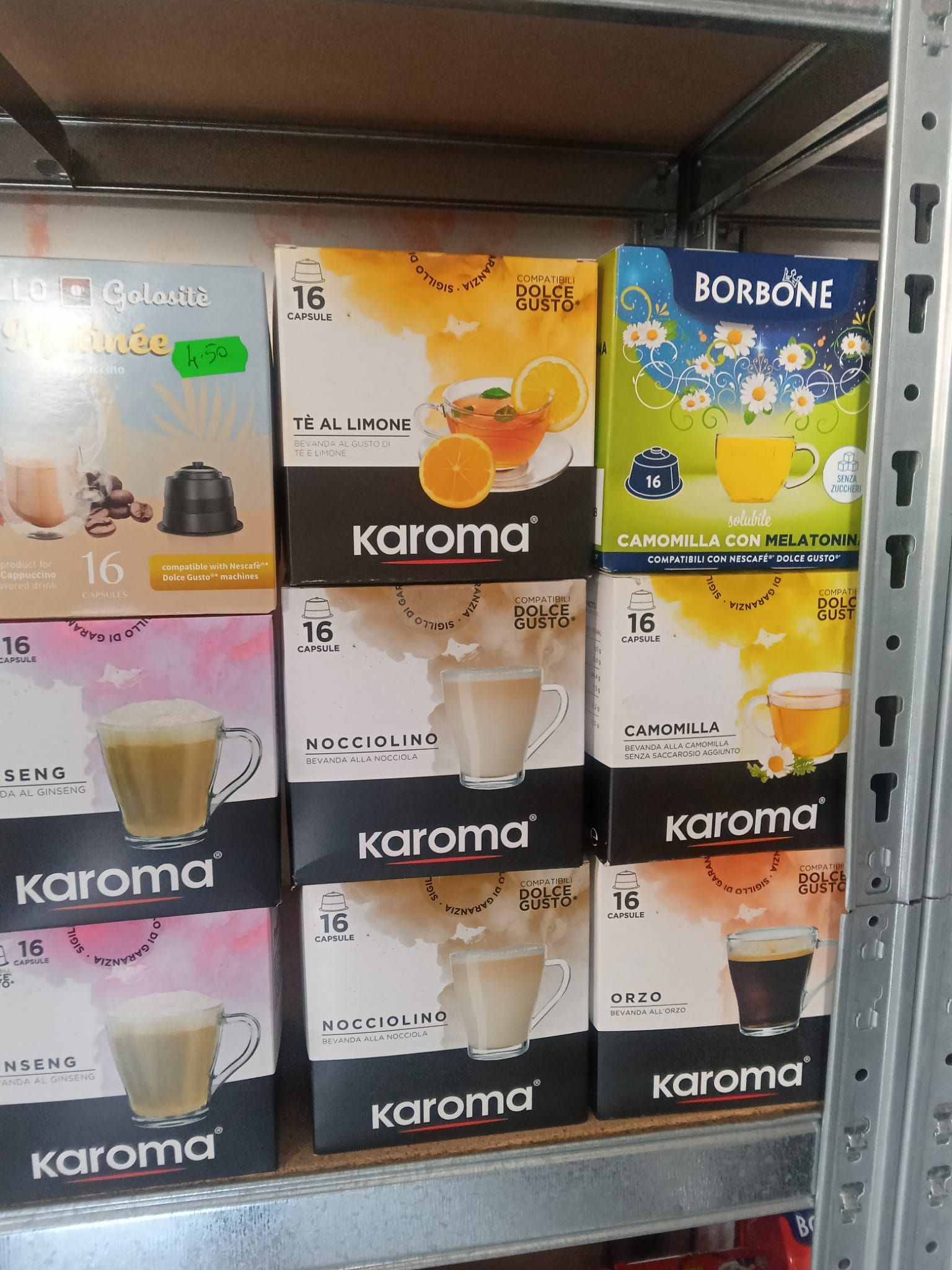 un scaffale pieno di diverse scatole di caffè karoma