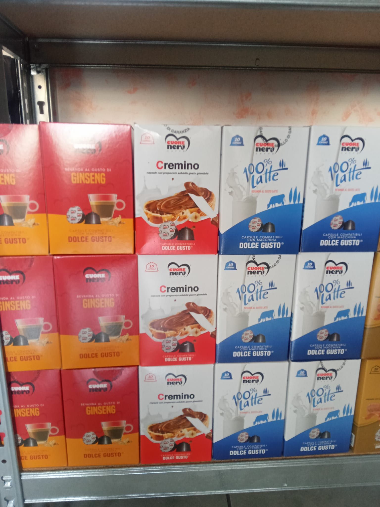 un scaffale pieno di scatole di cremano e ginseng