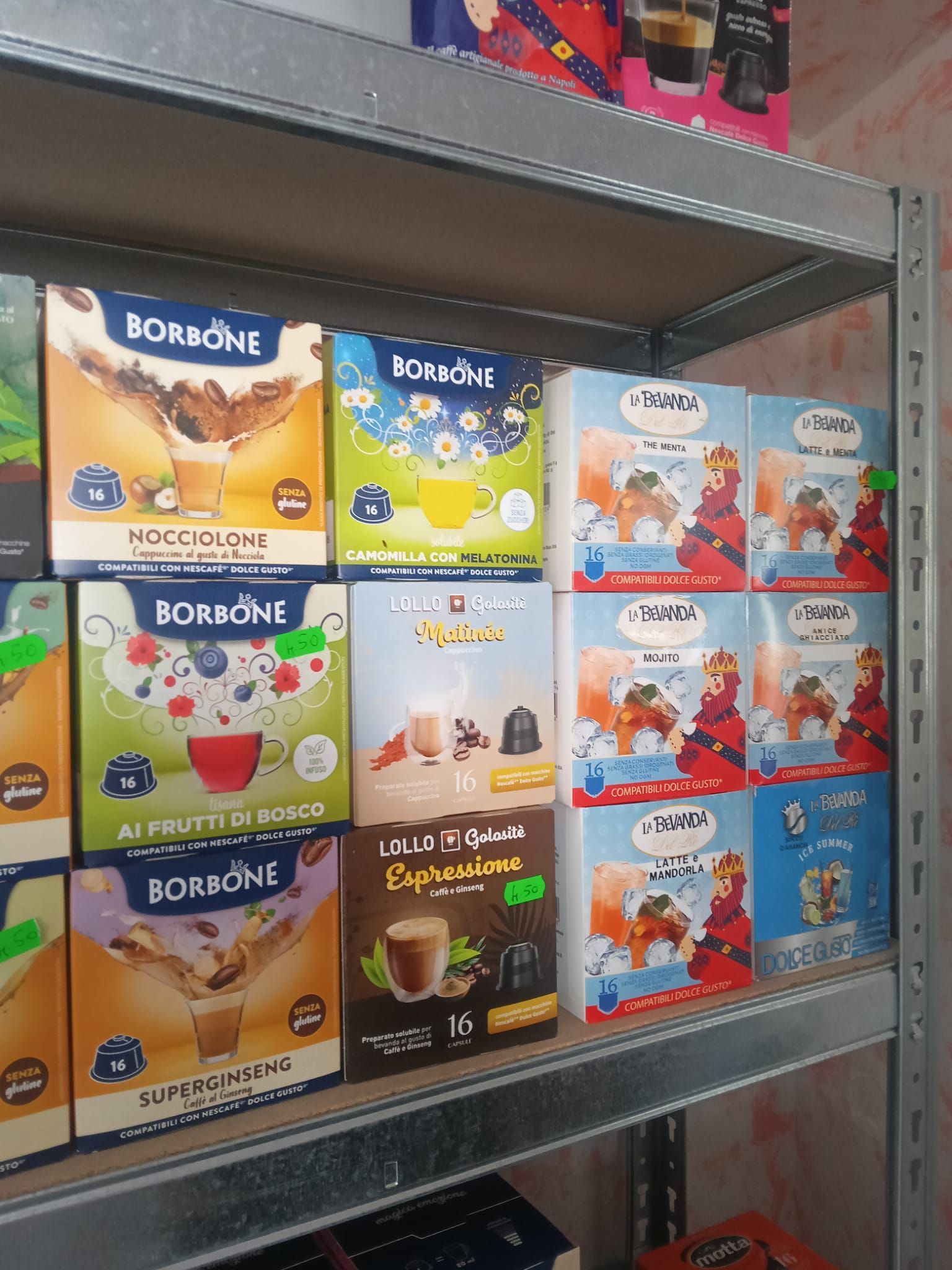 un scaffale pieno di capsule di caffè borbone