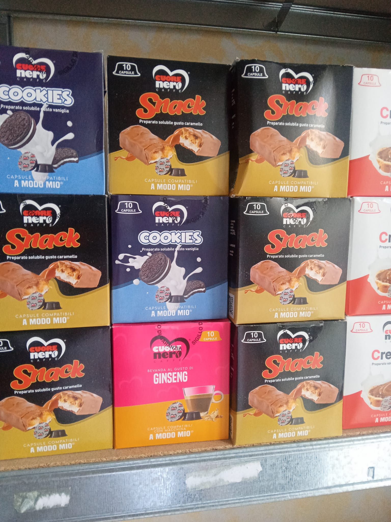 diverse scatole di snack nero sono disposte su uno scaffale