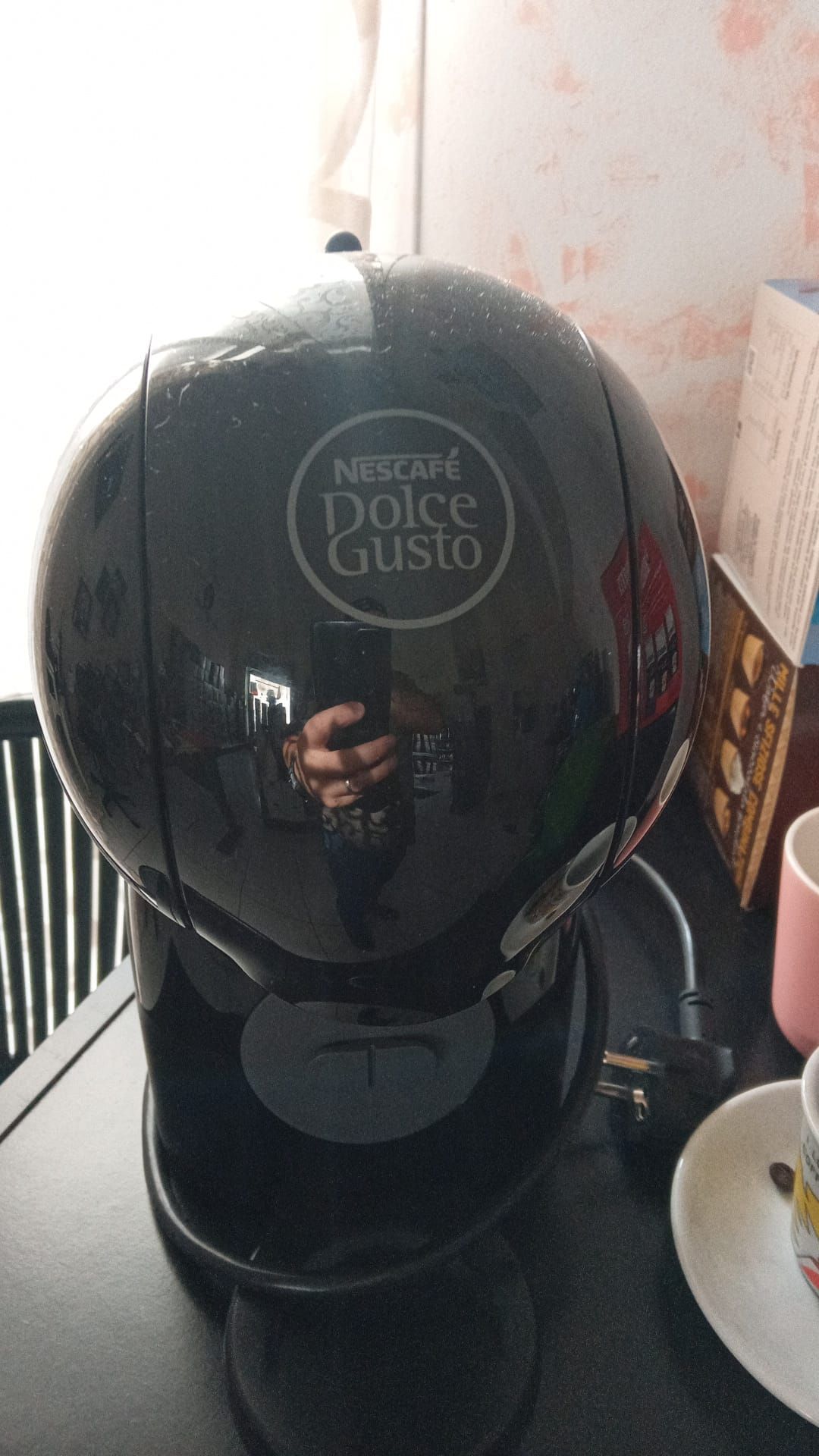 una macchina per il caffè nescafe dolce gusto su un tavolo