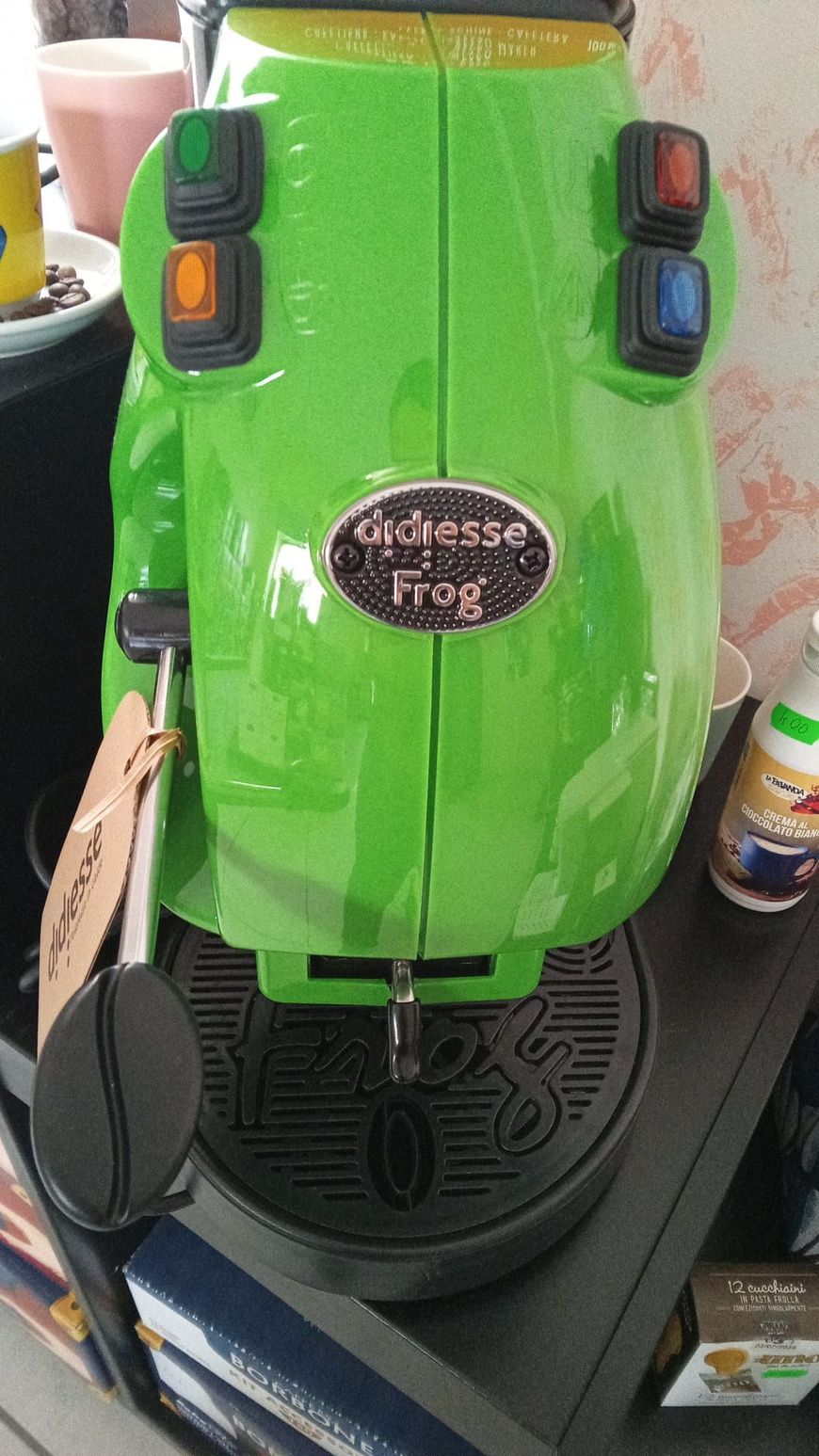 una macchina da caffè verde a forma di rana didiesse