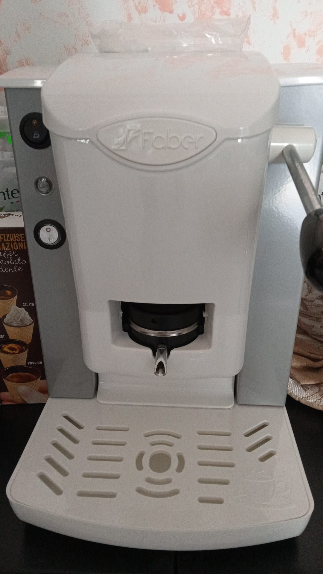 una macchina da caffè faber su un tavolo