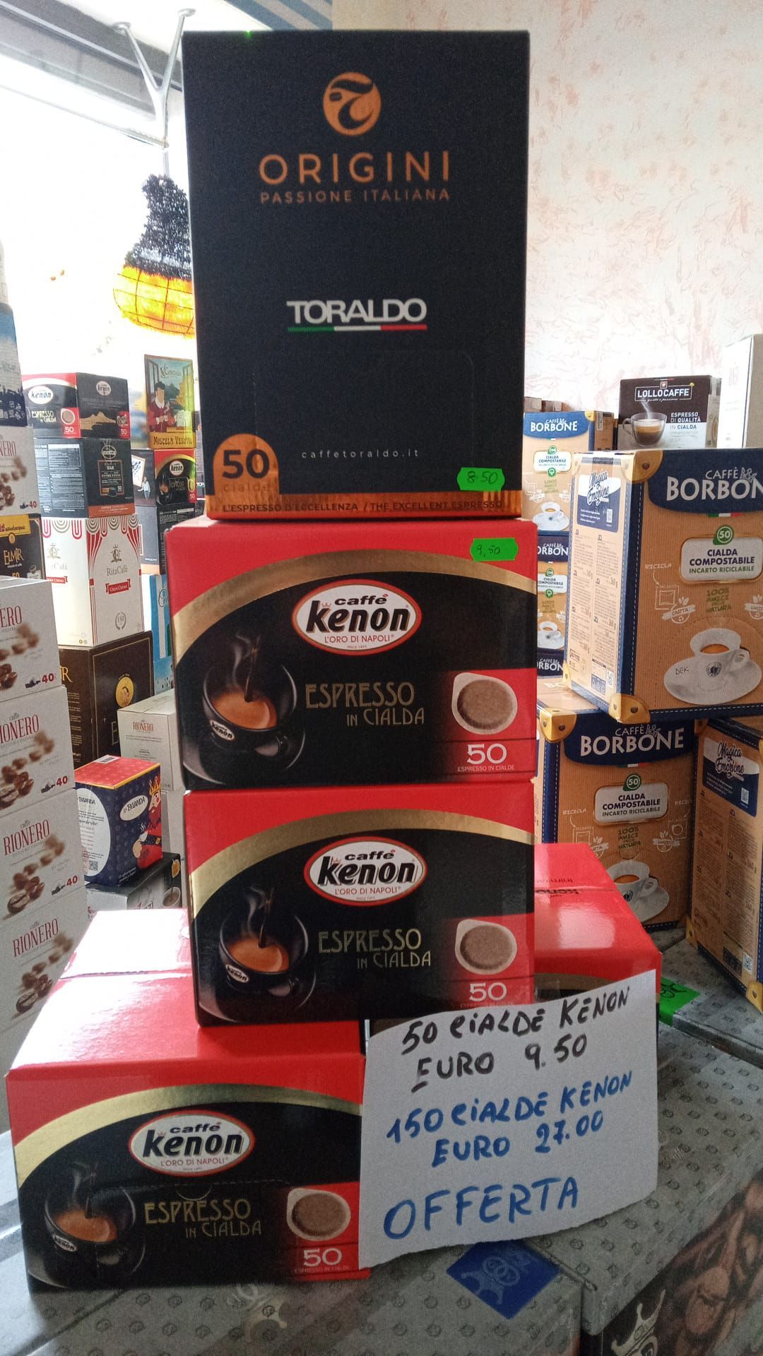 diverse scatole di caffè kenon sono impilate su un tavolo