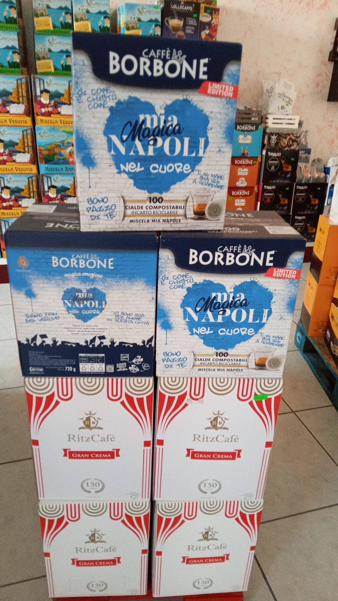 quattro scatole di caffè borbone sono impilate una sopra l' altra