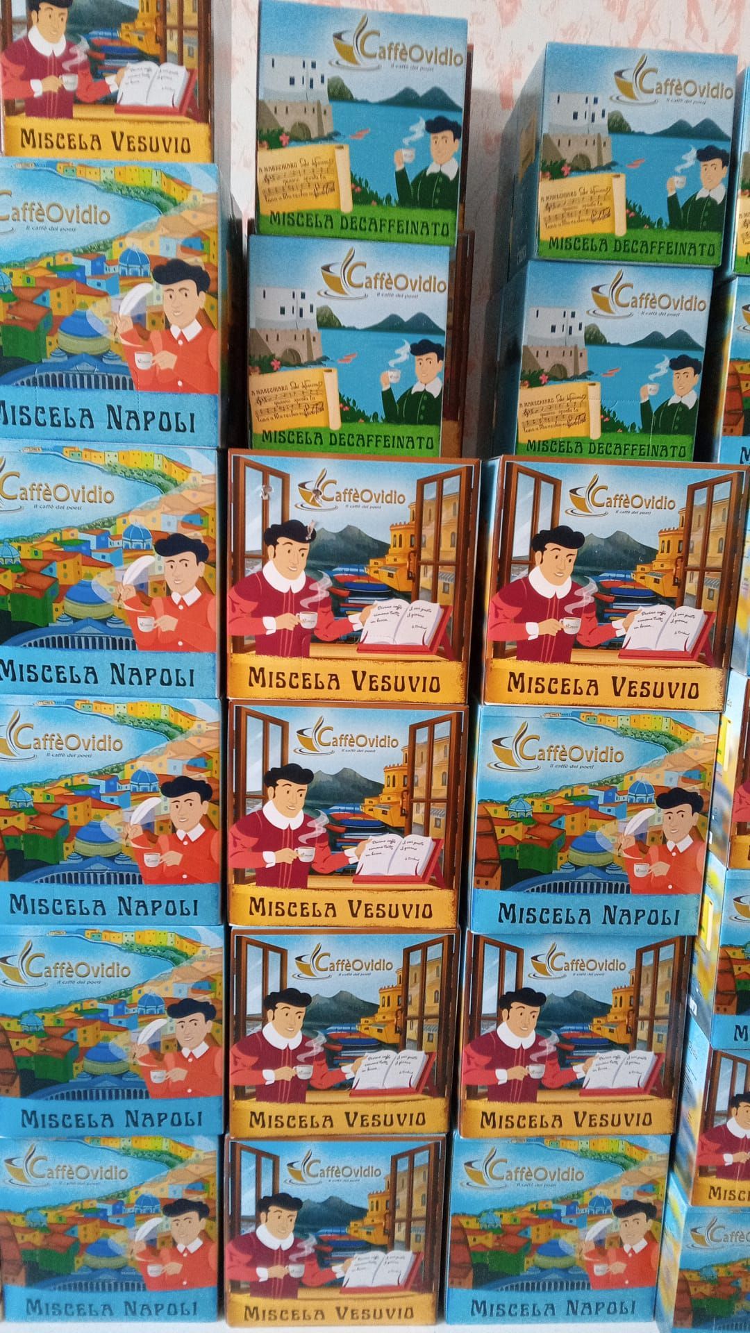 molte scatole di miscela napoli sono impilate una sopra l' altra