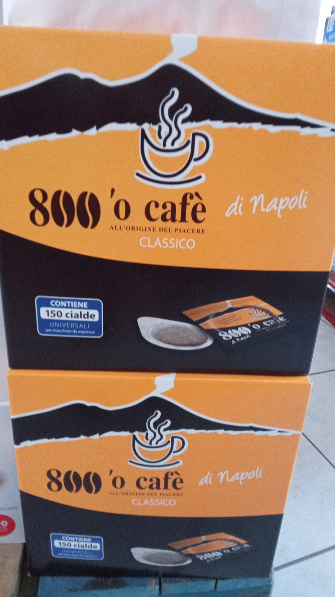 due scatole di 800 ' o cafe di napoli sono impilate una sopra l' altra