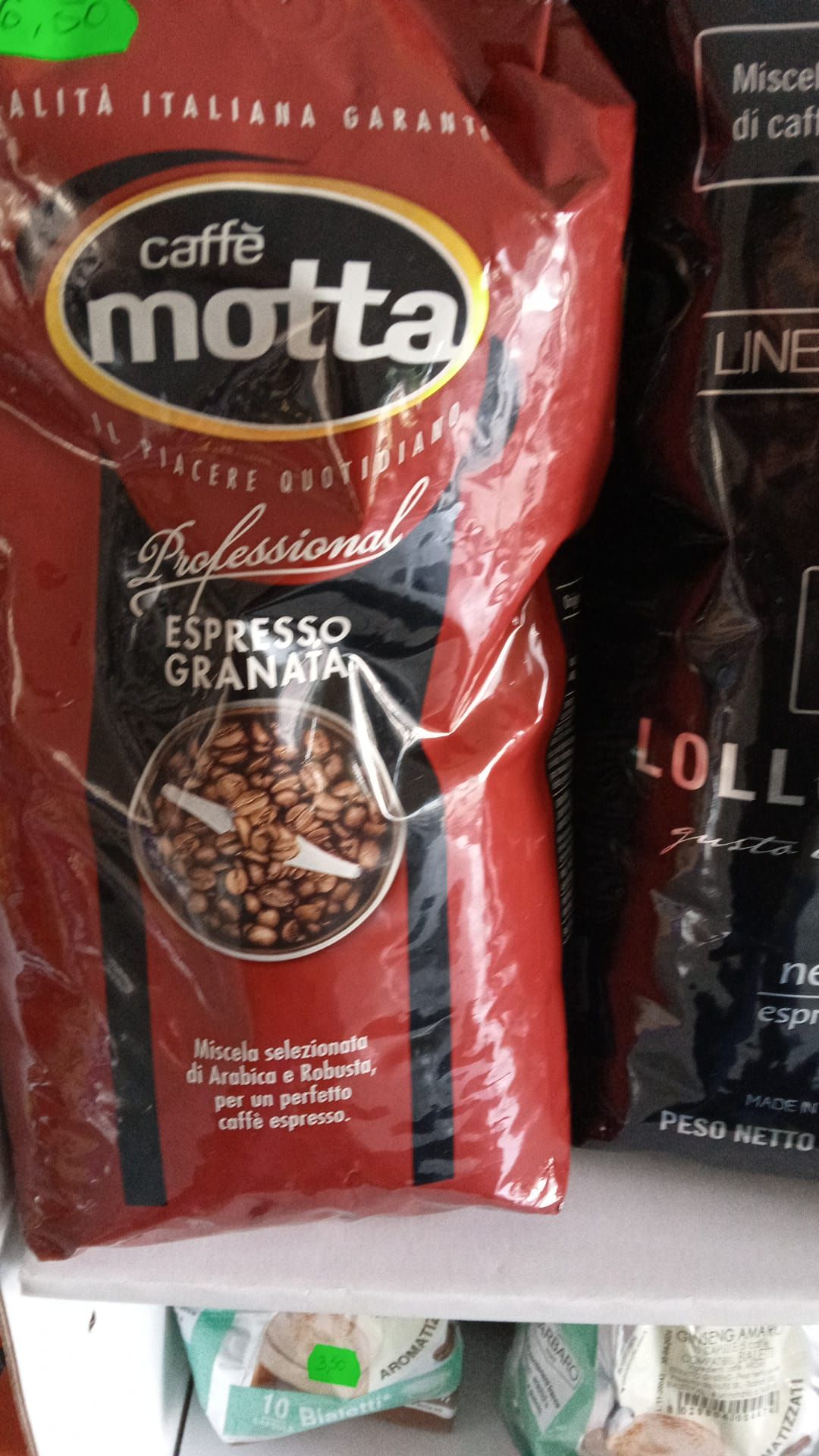un sacchetto di caffè motta professional espresso granata