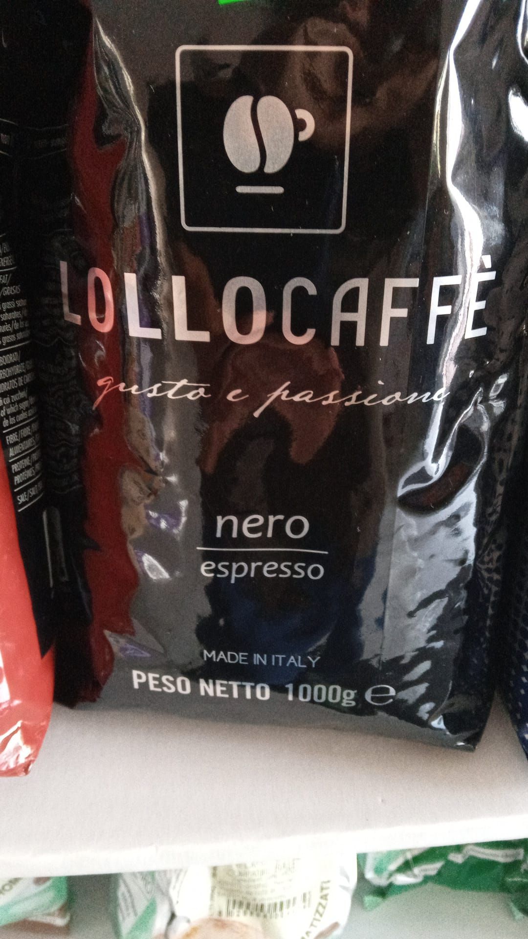 un sacchetto di lollocaffe nero espresso è seduto su un scaffale