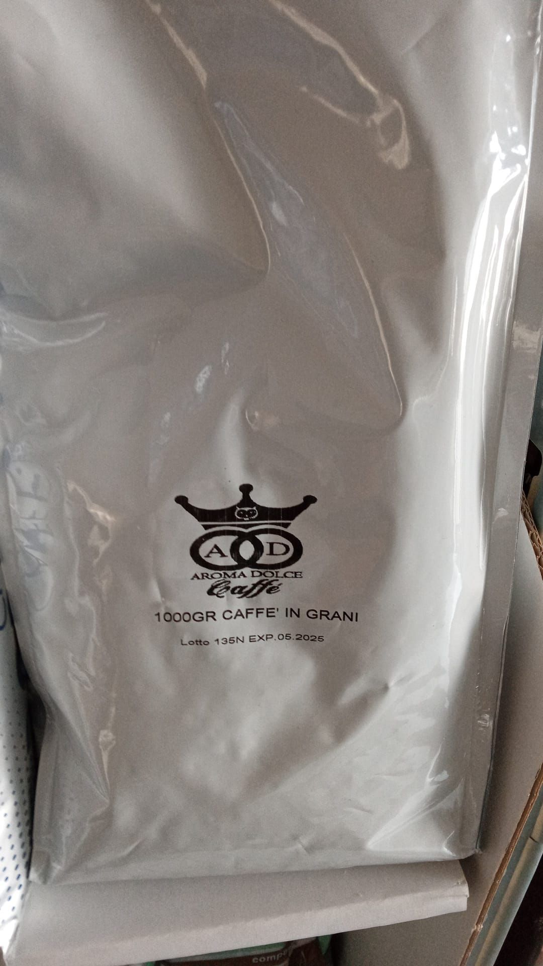 un sacchetto di 1000gr di caffè in grani
