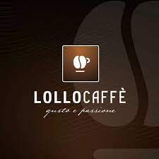 un logo per un negozio di caffè con un chicchi di caffè e una tazza di caffè .