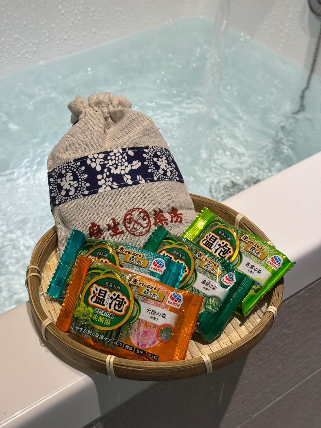 端午限定!
富翔官網預定指定房型加碼送
趨吉避凶好香氣、暖湯舒爽好放鬆!
端午節又稱「五月節」,古人視農曆五月為「百毒之月」,
以香包驅邪避蟲,內含艾草、菖蒲、雄黃、檀香粉等天然成分,香包可說是先人的智慧、古代的消毒防疫措施!
既抗菌防蟲,也傳遞祈福安康的美意。
富翔特別結合傳統香包與日本溫泡錠,讓您在旅途中也能放鬆身心、驅邪納吉。
香包趨吉避凶、暖湯舒爽放鬆~
使用溫泡入浴錠泡澡可以加強溫浴效果
身體溫熱、促進肌膚新陳代謝外,
更能舒緩你緊繃的身體,享受片刻寧靜。
由廣生藥房出品的端午,,散發隱約清香,有防蚊蟲、安定心神的功效,掛在車上或是家中的門窗,給您滿滿的防護及,...
現在上富翔官網預定指定房型
除了在房間享受溫暖療癒的溫泡時光
之外,還能隨身帶著滿滿的香氣。
活動內容:即日起在富翔官網預訂指定房型(華府家庭房A),入住時即可免費獲贈送4錠日本溫泡錠+廣生藥房香包
活動期間:即日起開始,限量20組送完為止
活動房型:限定華府家庭房A
如何參加:富翔官網預訂指定房型(華府家庭房A),即可享有此優惠活動。
(期間限定、限量20組送完為止)