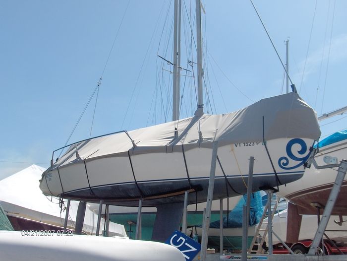 A boat with the number g7 on the side of it