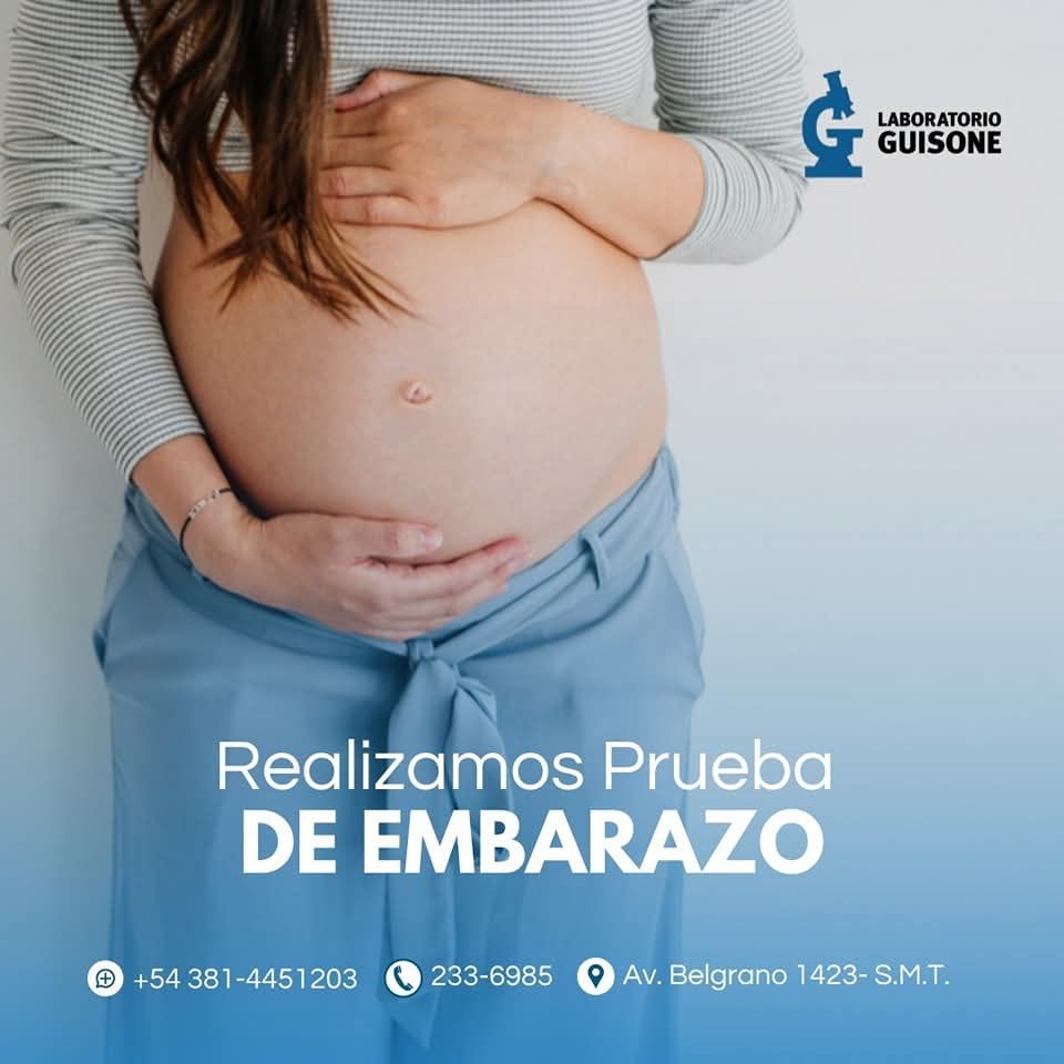 Mujer embarazada sosteniendo su vientre, anunciando una prueba de embarazo en un laboratorio.