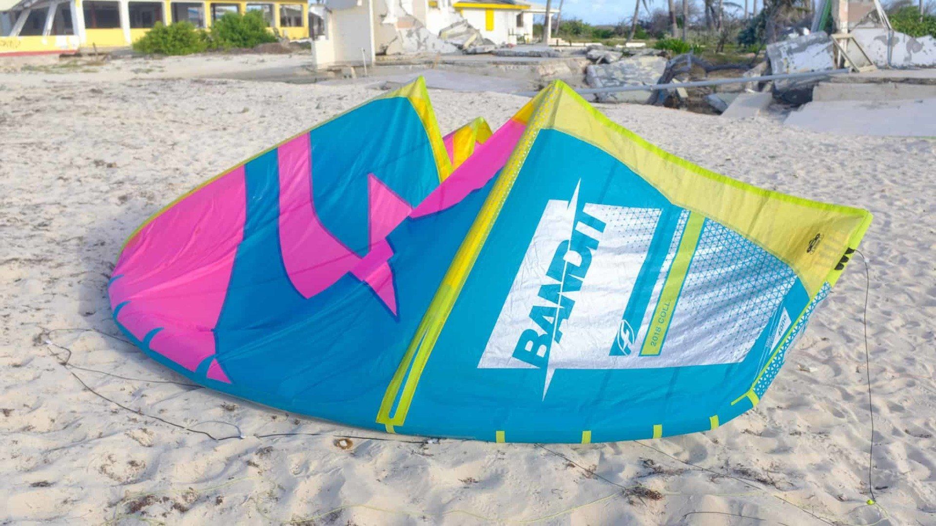F-One Bandit 10m2 2018, posée sur la plage de la Baie Orientale, à St. Martin