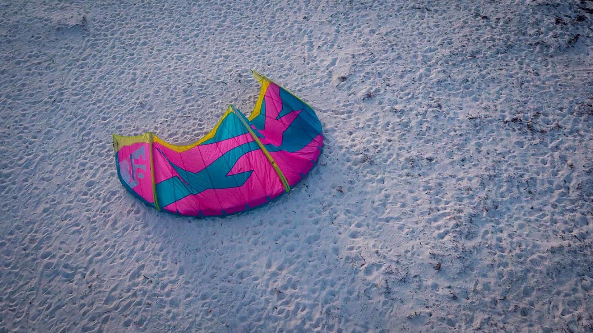 F-One Bandit 10m2 2018 posée sur la plage de la Baie Orientale à St. Martin