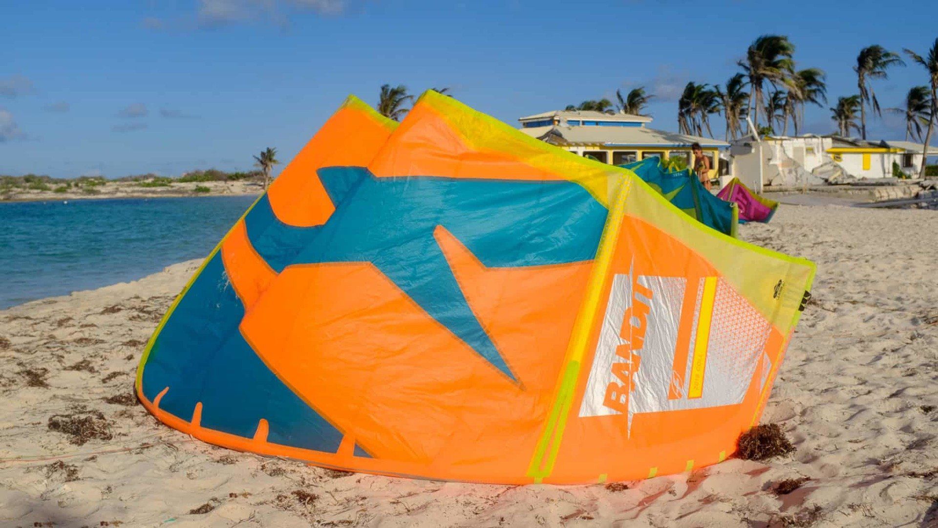 Bandit 7m2 posée sur la plage de la Baie Orientale, à St. Martin