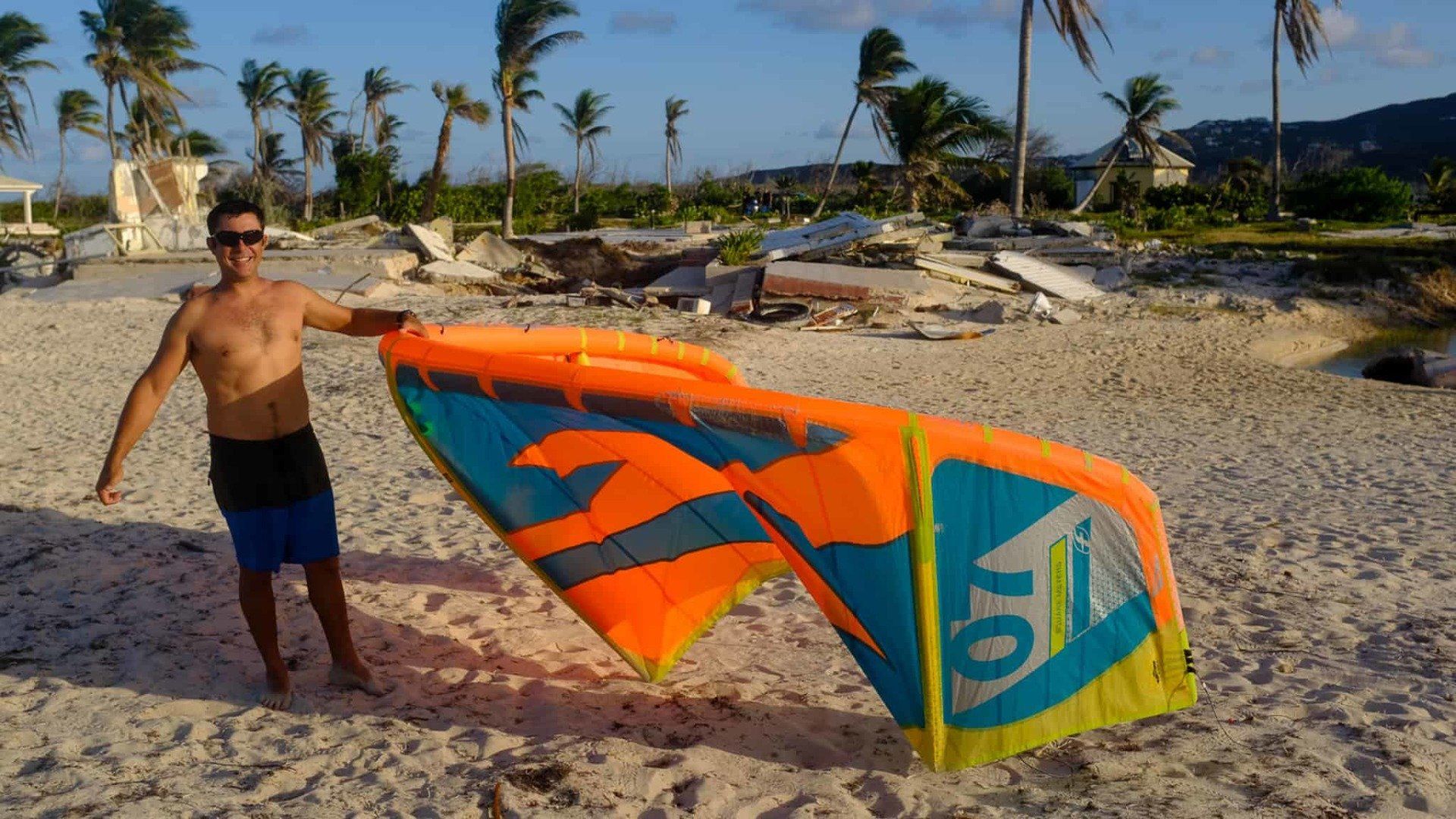 Bandit 7m2 porté par Pierrot sur la plage de la Baie Orientale, à St. Martin