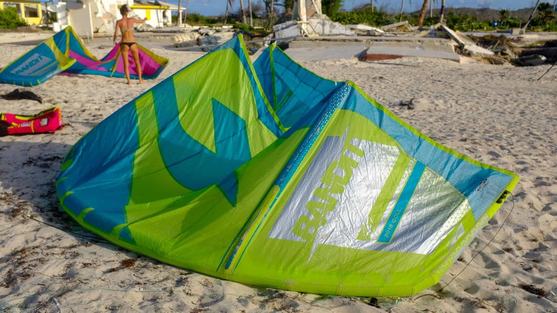 F-One Bandit 8m2 2018, posée sur la plage de la Baie Orientale à St. Martin