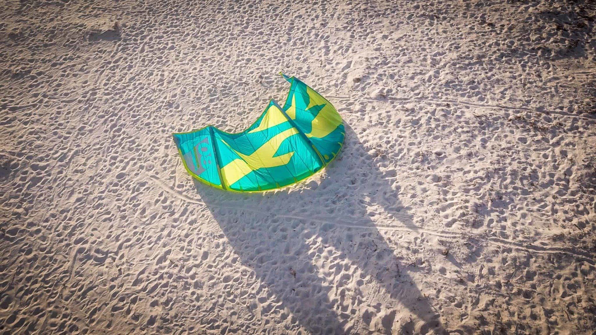 F-One Bandit 8m2 2018 posée sur la plage de la Baie Orientale, à St. Martin