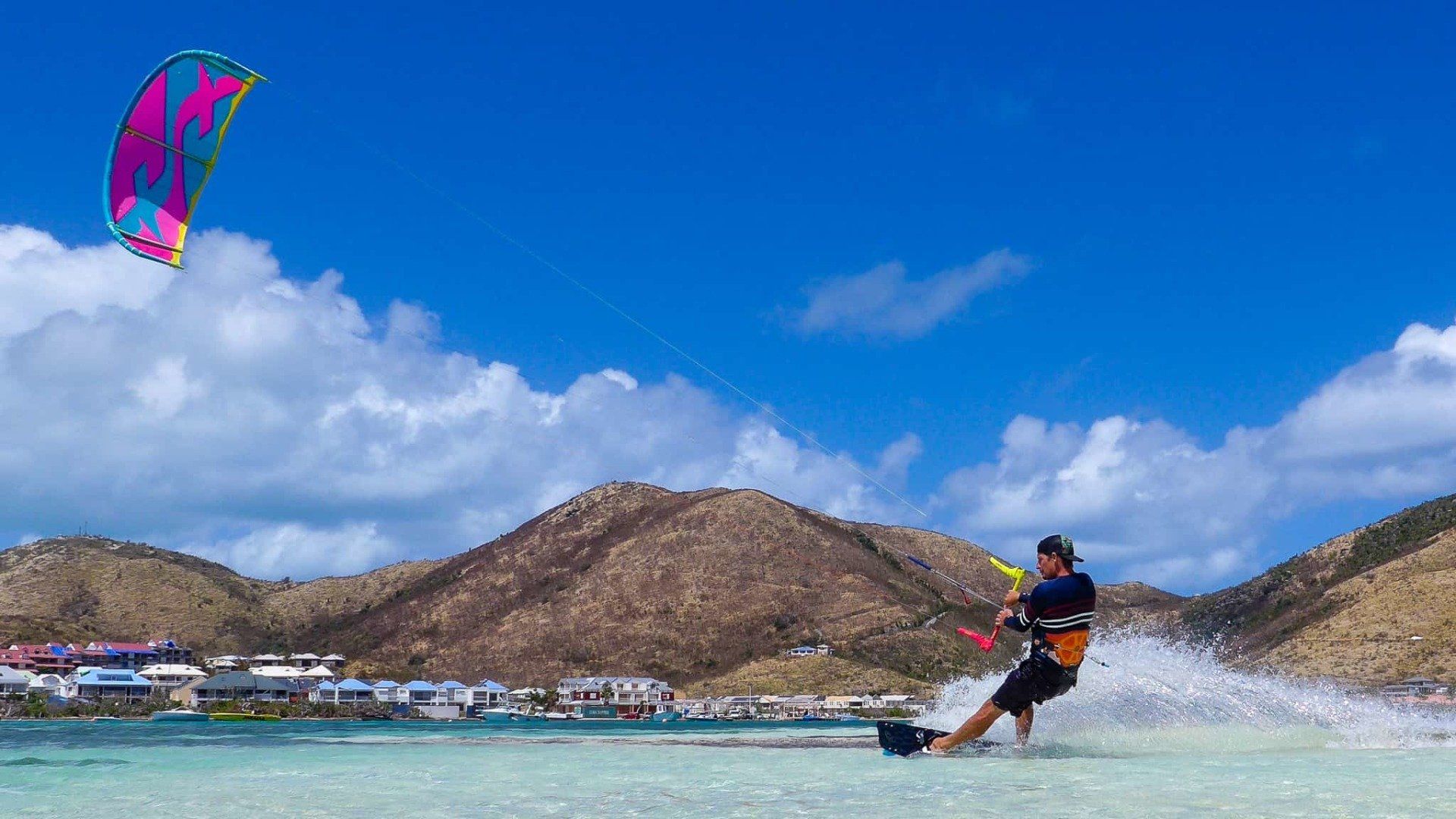 Faire du kitesurf à St. Martin, glisser sur l'eau turquoise et transparente avec une Bandit 2018 de chez F-One : la définition de la perfection!