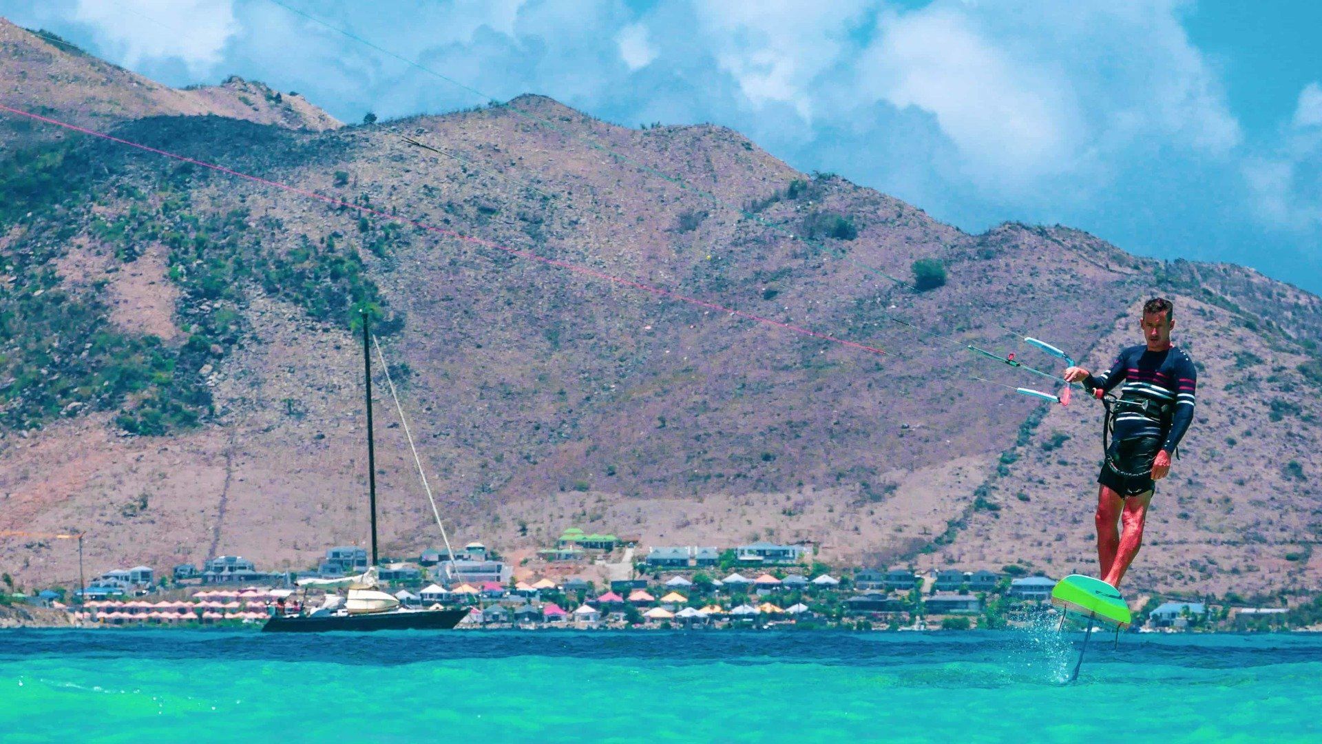 Pure glisse en Foil devant les montagnes d'Orient Bay, St. Martin