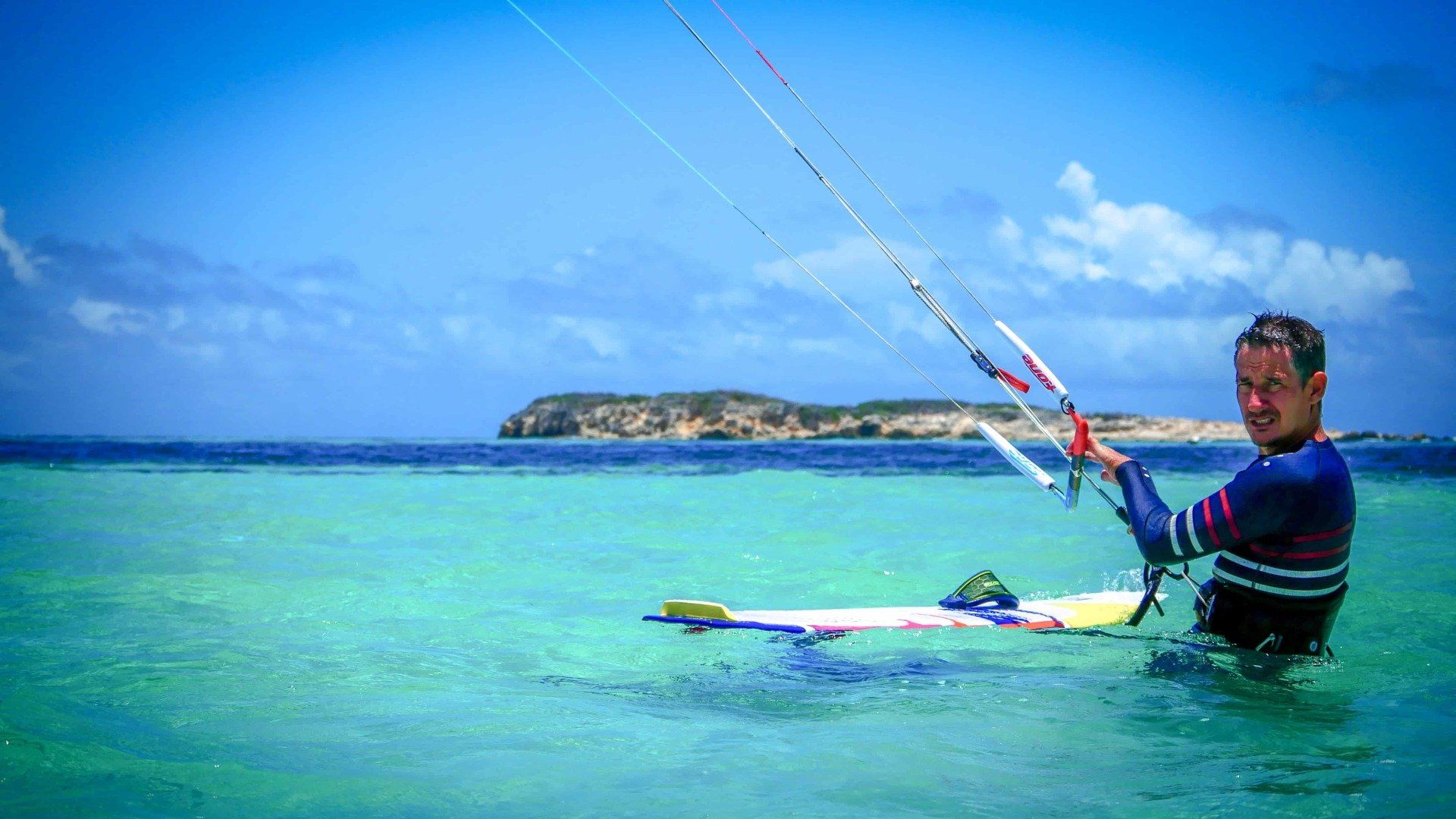 Ozzy s'apprêtant à foiler dans la jolie Baie Orientale à St. Martin
