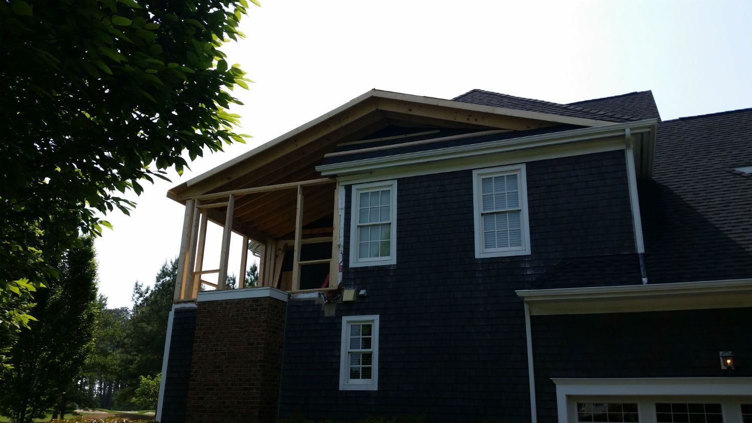 A house with a roof that is being built