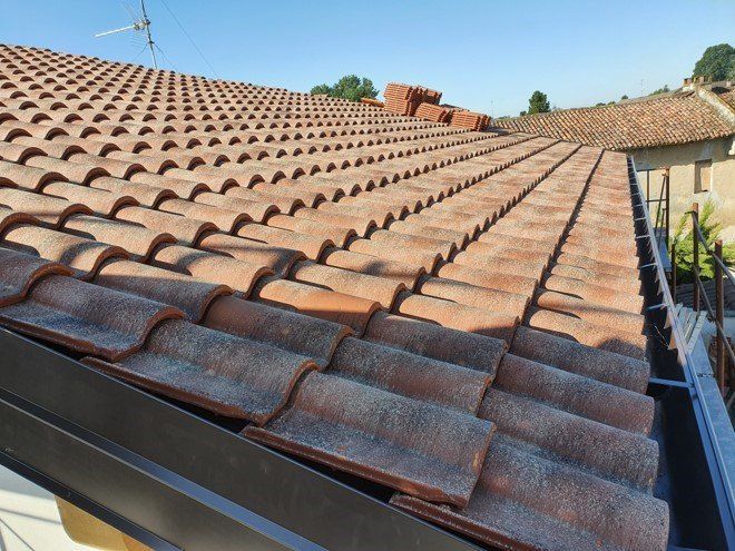 tegole di un tetto dopo il rifacimento di Impresa Edile Garavaglia