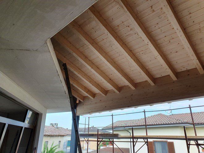 copertura con travi a vista in legno appena ristrutturata