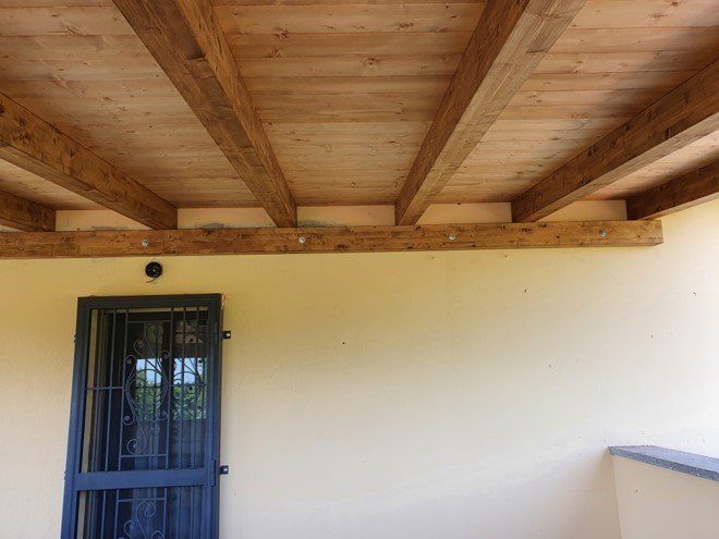 soffitto con travi in legno ristrutturato