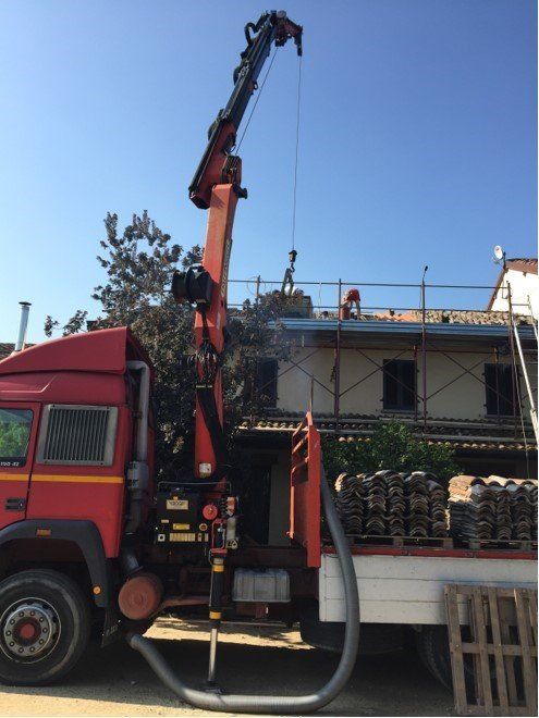 Macchinari al lavoro per rifacimento tetti a Pavia