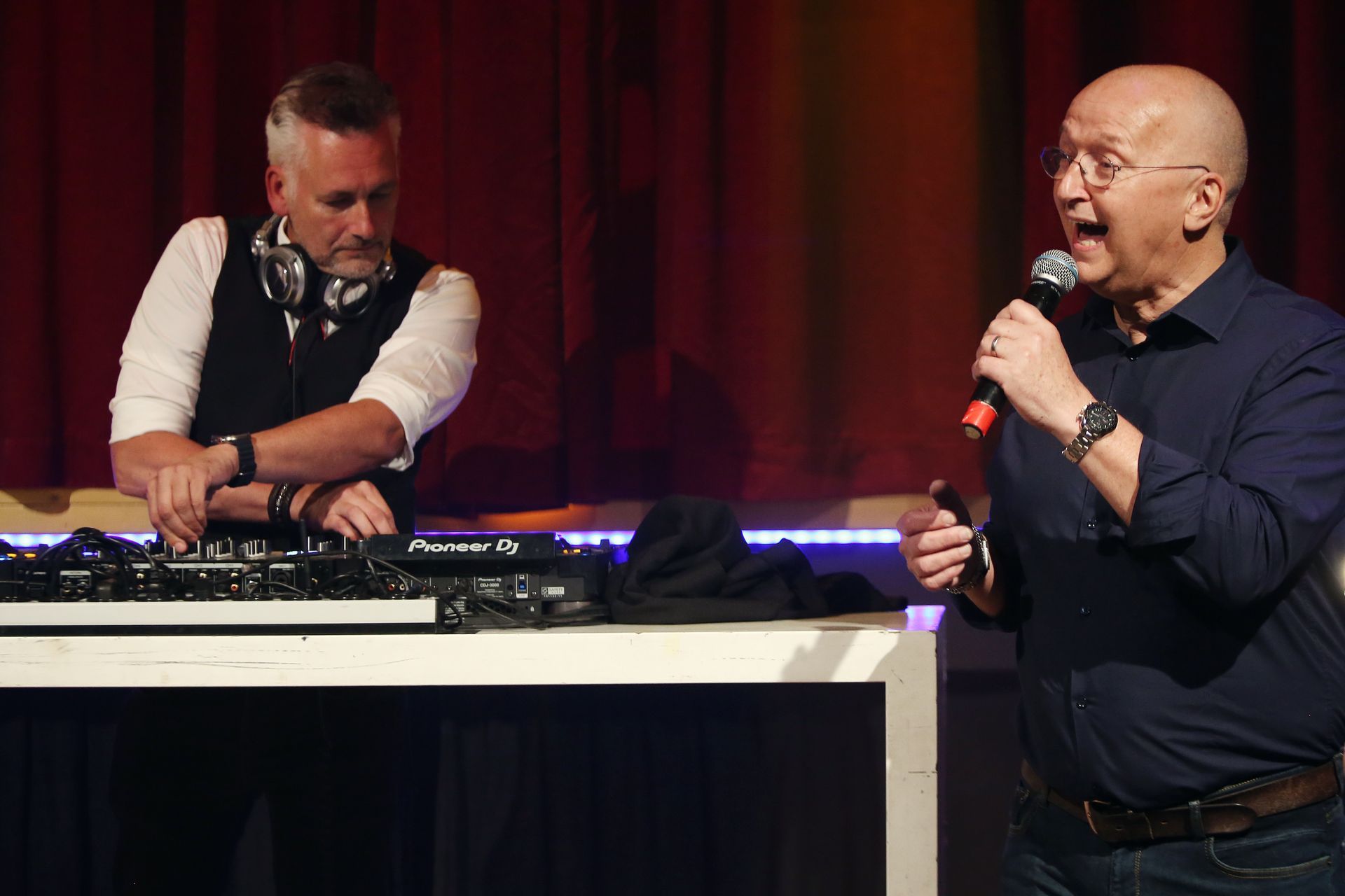 DJ op bruiloft met zanger