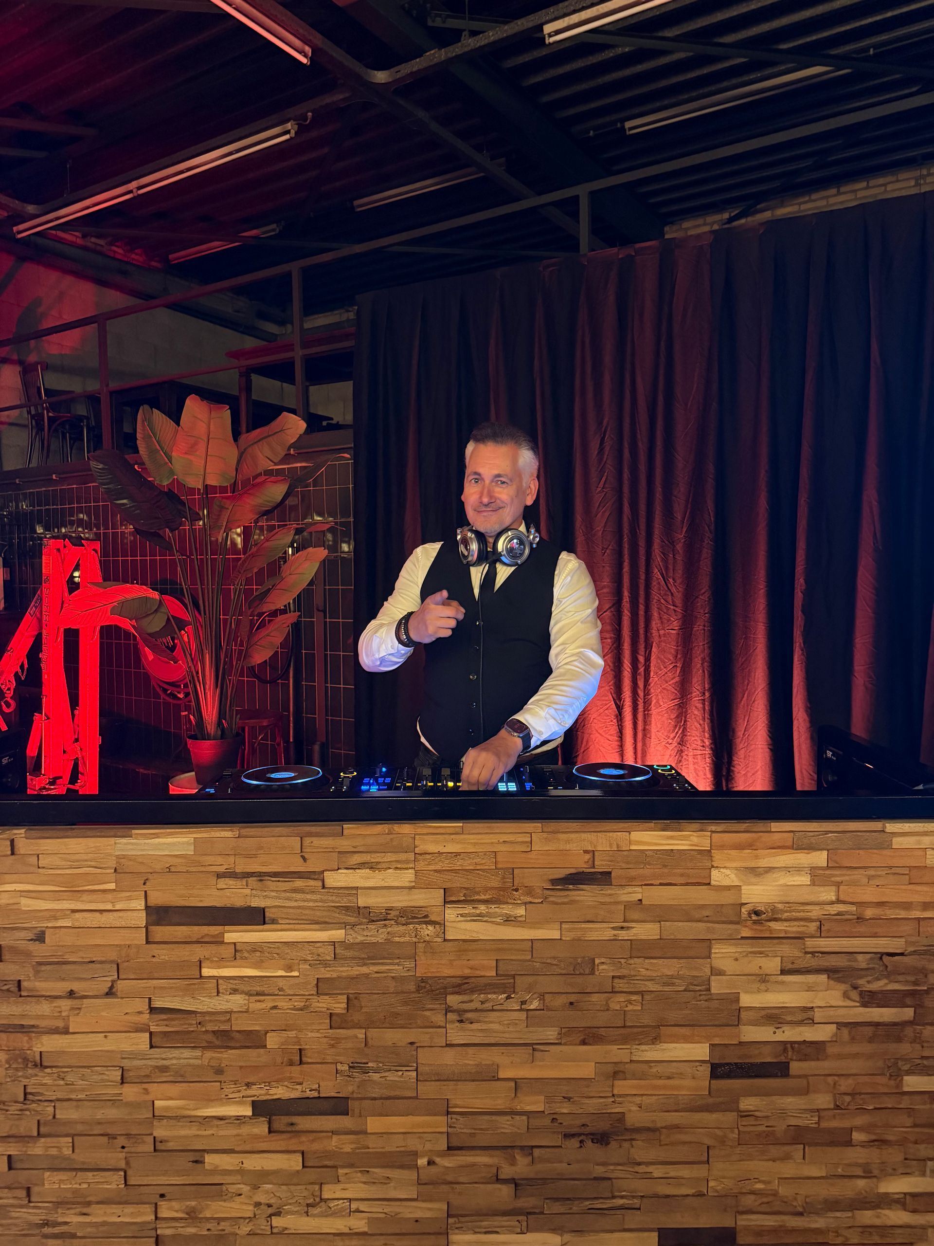 DJ op huwelijksfeest