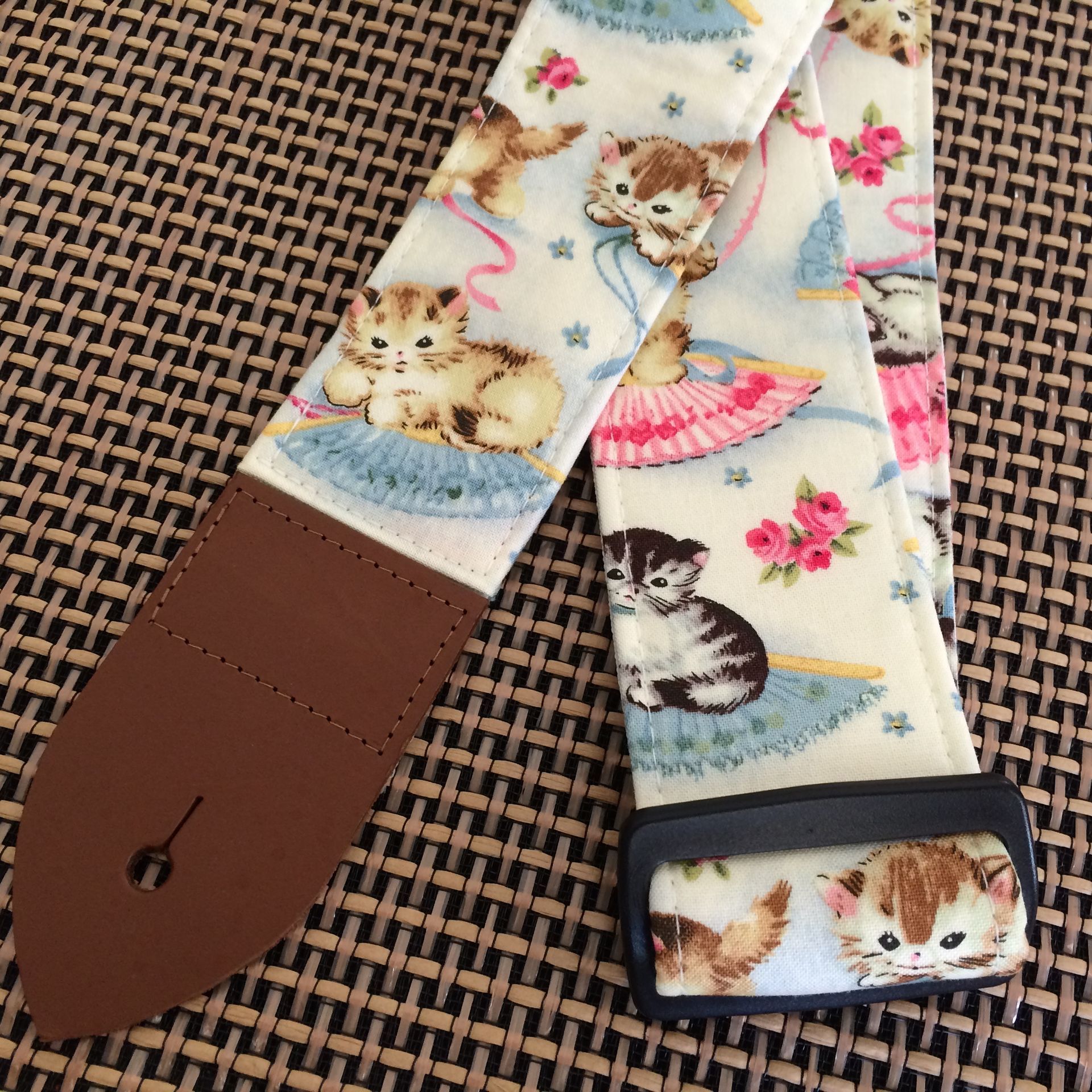 Vintage kitten charm guitar strap