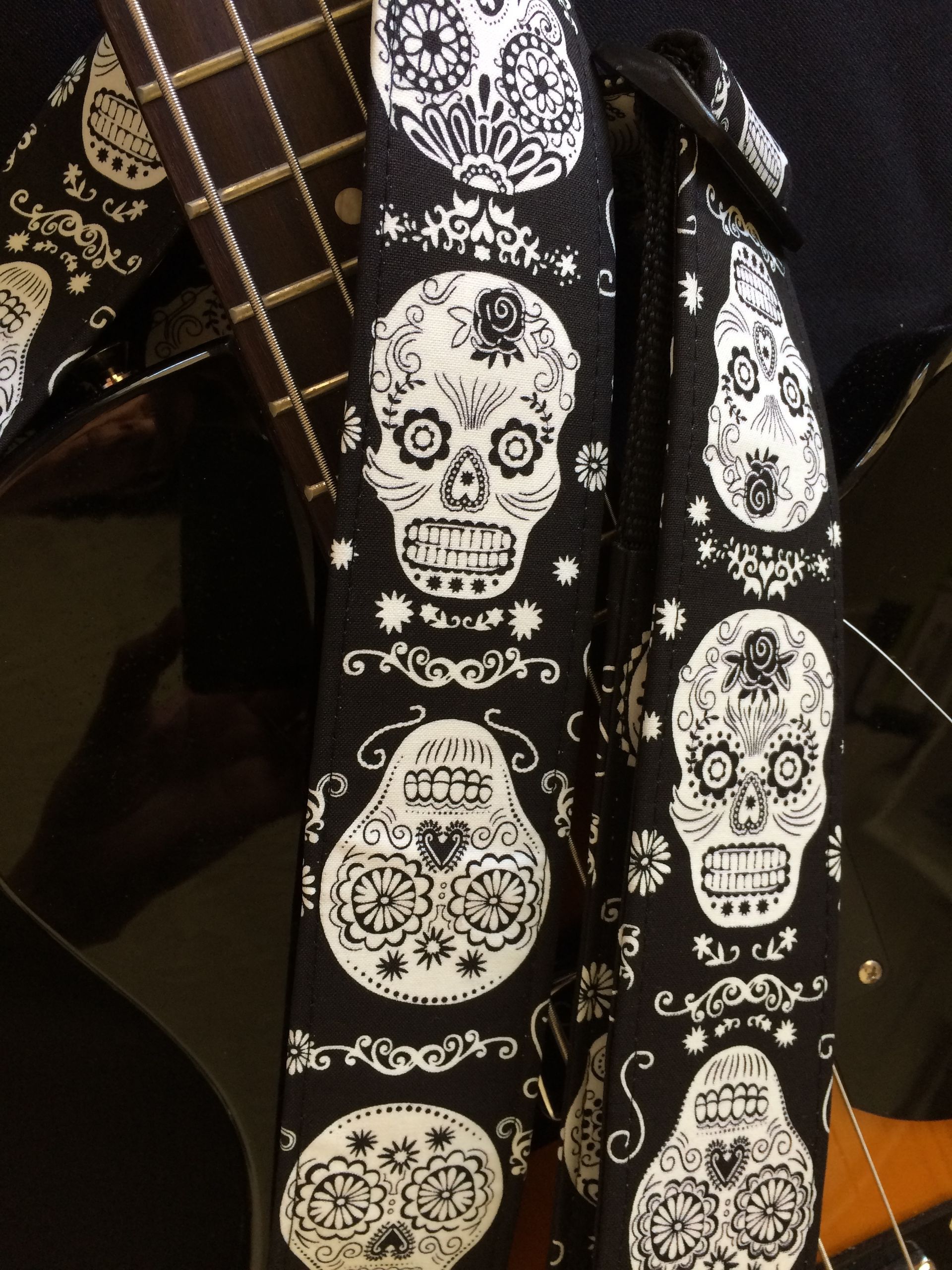 Midnight calavera noir guitar strap