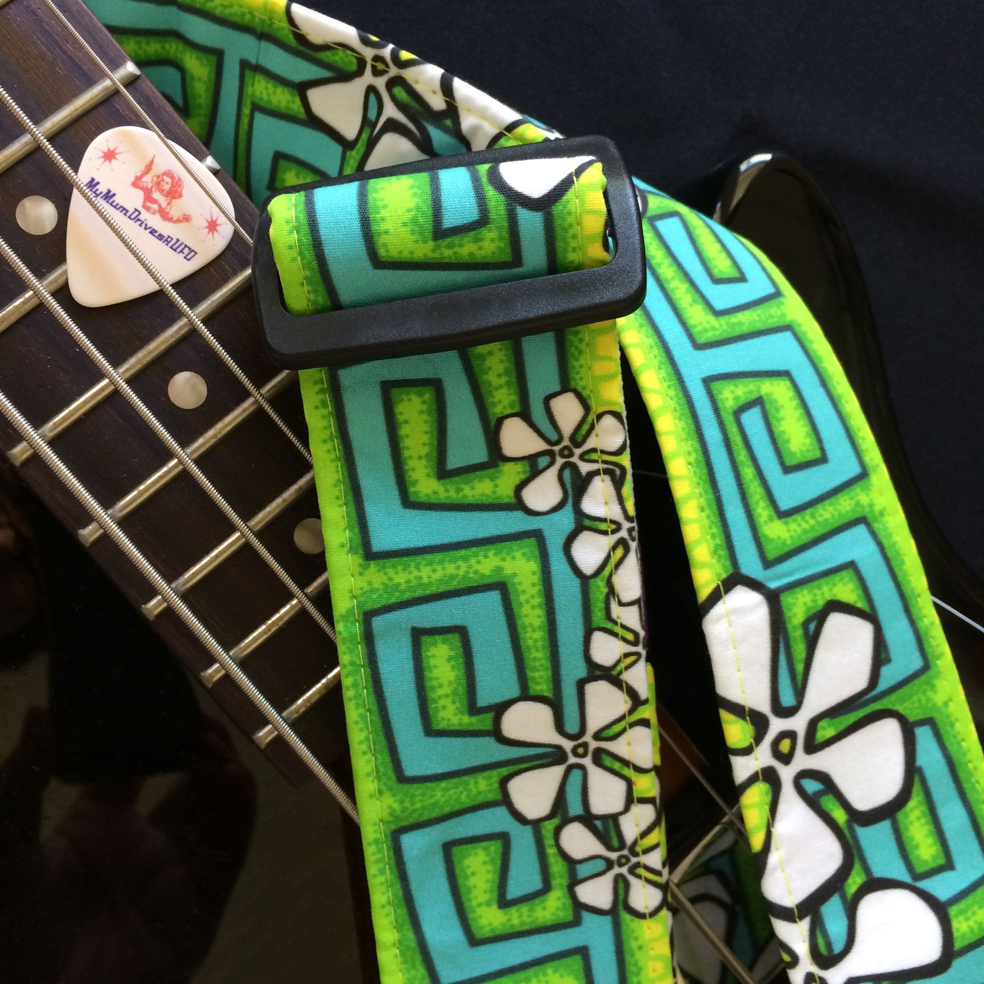 Electric island groove guitar strap