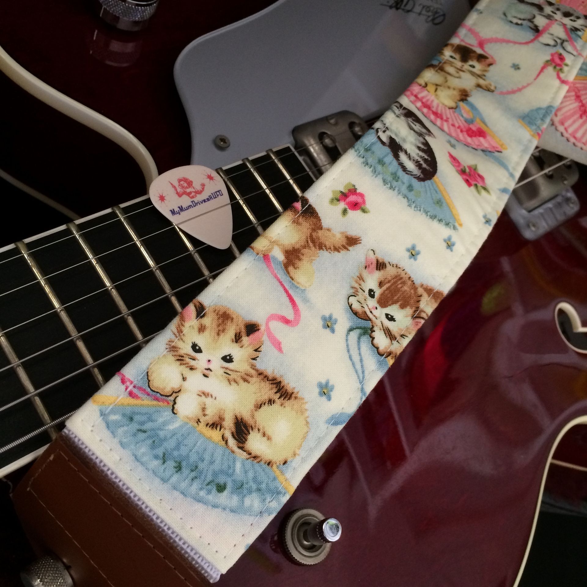 Vintage kitten charm guitar strap