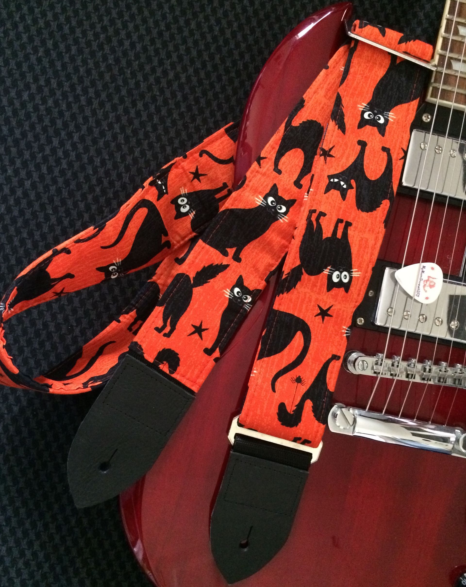 Spooky black cat groove guitar strap