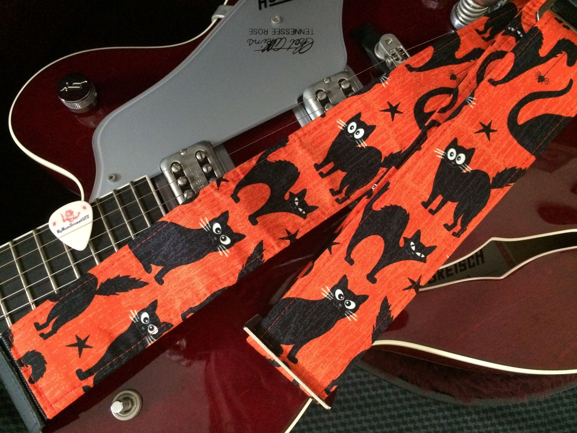 Spooky black cat groove guitar strap