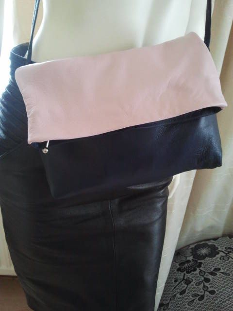 Rose en blauw leren schoudertasje