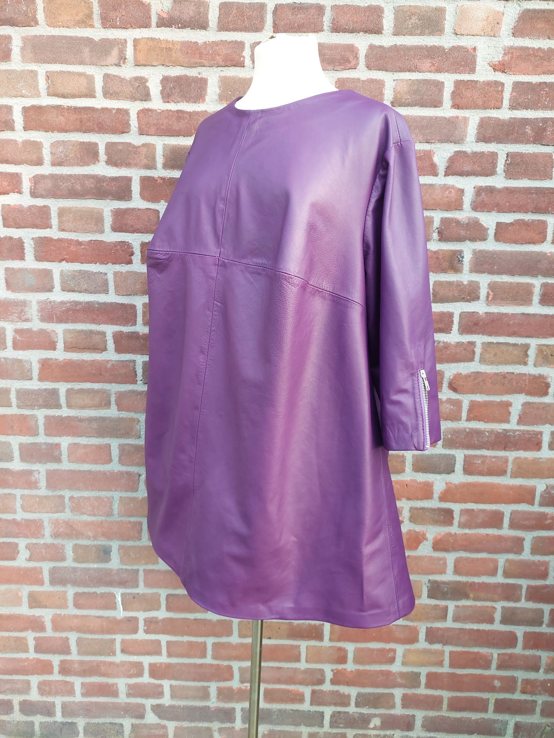 Paarse leren tuniek