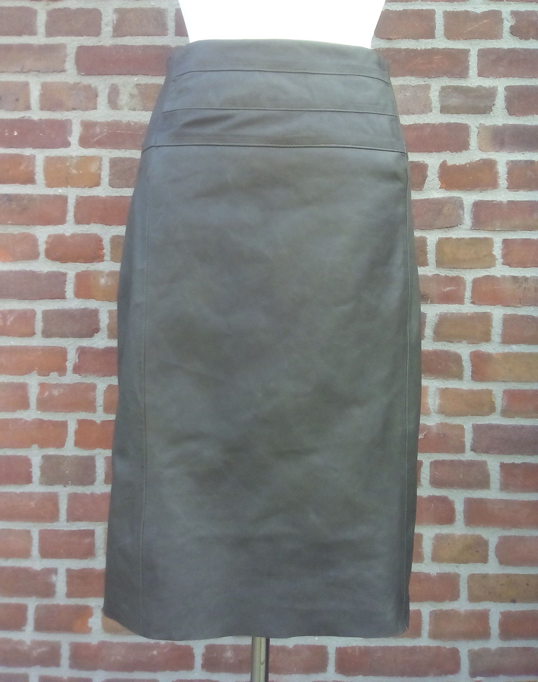 Groene leren rok, slank makend