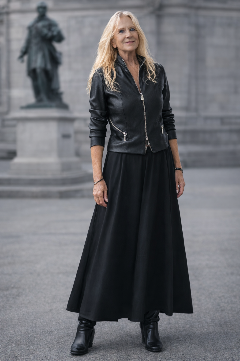 LEREN STRETCH JASJE in zwart met voor een rits met dubbele runner. Schuine of horizontale nep rits zakken. Opstaand boordje Leren stretch jasje