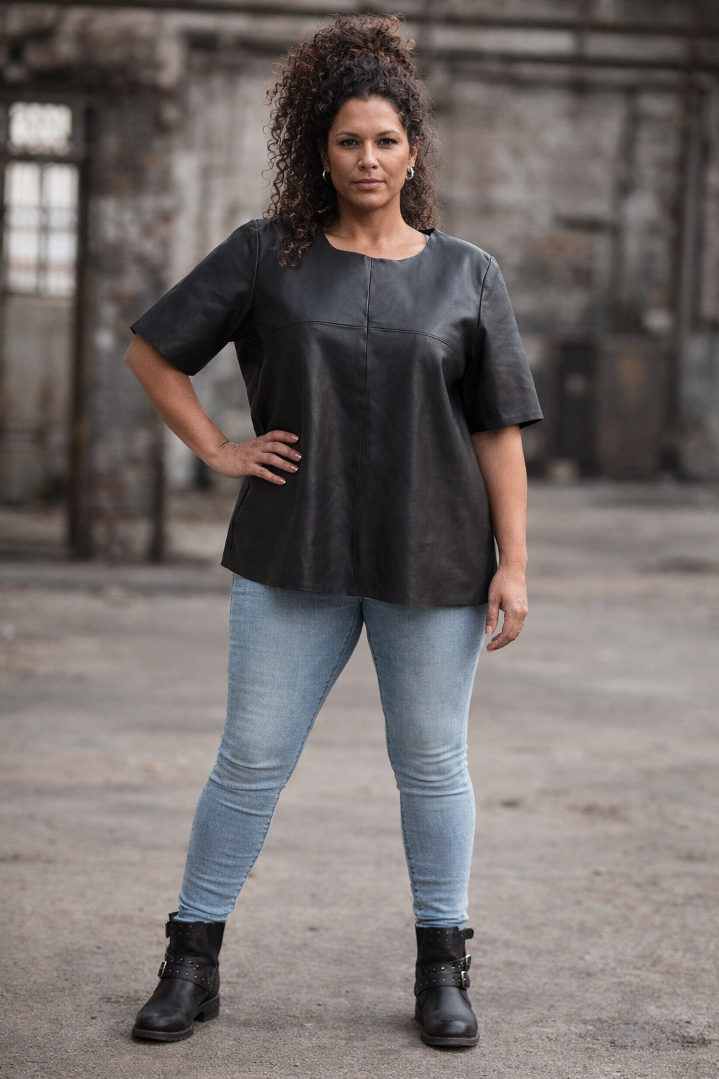 Zwart leren t-shirt . Oversized model Zwarte leren T-shirt, oversized