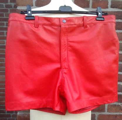 Rode korte leren broek