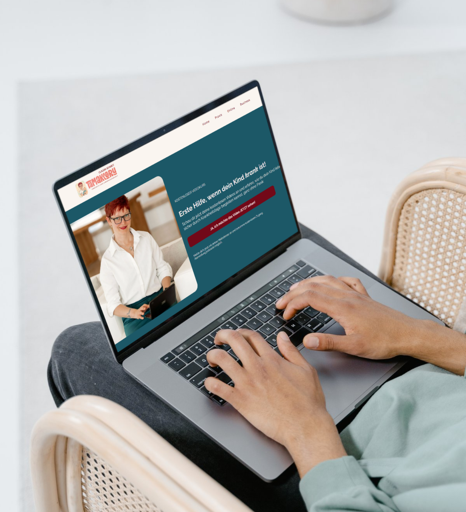 Eine Person tippt auf einem Laptop, auf dem eine Webseite mit dem Foto und Text einer Frau angezeigt wird.